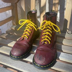 Dr. Martens boots in Maroon / Burgundy